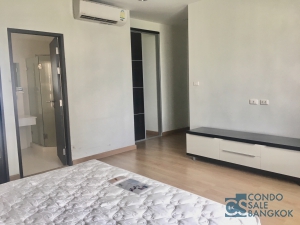 Sell with Tenants in Sukhumvit 42, 2 bedroom, 88.5 Sq.m. fully furnished. Just 5 minutes walk to BTS Ekkamai and Gateway Ekamai.