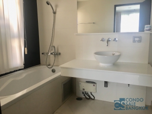 Sell with Tenants in Sukhumvit 42, 2 bedroom, 88.5 Sq.m. fully furnished. Just 5 minutes walk to BTS Ekkamai and Gateway Ekamai.
