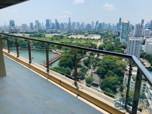 Luxury condo for Rent in Sukhumvit 16, 4 bedrooms 236 Sq.m. Very nice view (Corner unit). Walk to BTS Asoke.