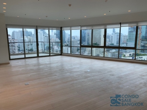 Luxury condo for Rent in Sukhumvit 16, 4 bedrooms 236 Sq.m. Very nice view (Corner unit). Walk to BTS Asoke.