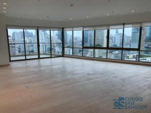 Luxury condo for Rent in Sukhumvit 16, 4 bedrooms 236 Sq.m. Very nice view (Corner unit). Walk to BTS Asoke.