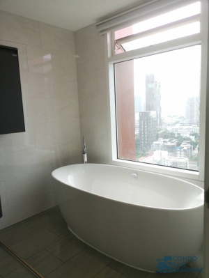 Fullerton Sukhumvit condo for rent at Sukhumvit Road, 3 bedrooms 132 sqm. walk to Thonglor BTS and Ekamai BTS.