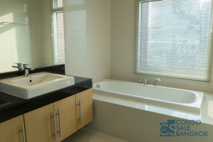 Condo for rent at Sukhumvit Road, 3 bedrooms 132 sqm. walk to BTS Thonglor - Ekamai.