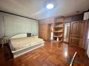บ้านใหญ่ 3 ชั้น 7 นอน บนที่ดิน 1-0-30 ไร่ ถนนเพชรเกษม