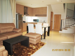 Condo for sale in Bangkok Sukhumvit 24 Unique Duplex style. 135 sq.m. 2 bedrooms Double volume of living area. Charming residential area.