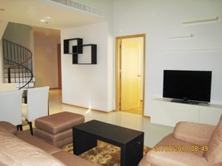 Condo for sale in Bangkok Sukhumvit 24 Unique Duplex style. 135 sq.m. 2 bedrooms Double volume of living area. Charming residential area.