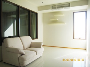 Condo for sale in Bangkok Sukhumvit 24 Unique Duplex style. 135 sq.m. 2 bedrooms Double volume of living area. Charming residential area.