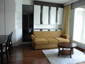 1 bedroom condo for sale in Bangkok Chidlom area. Nicely furnished one bedroom, size: 55 sq.m.   Luxury style buidling & Nice neighborbood. Walk to Childlom BTS and Central Department.