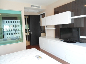 1 bedroom condo for sale in Bangkok Chidlom area. Nicely furnished one bedroom, size: 55 sq.m.   Luxury style buidling & Nice neighborbood. Walk to Childlom BTS and Central Department.