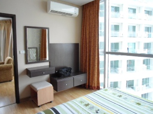 For sale with tenant condo in Bangkok near Prakanong BTS. Fully furnished 2 bedrooms, size: 52.66 sq.m. in Le Luk. Conner unit, high floor. Very nice view & Bright.