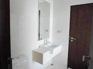 For sale with tenant condo in Bangkok near Prakanong BTS. Fully furnished 2 bedrooms, size: 52.66 sq.m. in Le Luk. Conner unit, high floor. Very nice view & Bright.