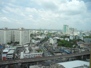 For sale with tenant condo in Bangkok near Prakanong BTS. Fully furnished 2 bedrooms, size: 52.66 sq.m. in Le Luk. Conner unit, high floor. Very nice view & Bright.