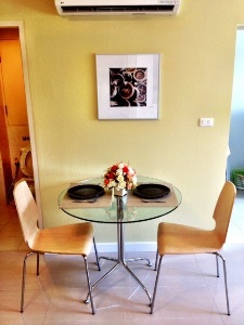 Condo for sale in Bangkok Sukhumvit 40. Fully furnished one bedroom, 50 sq.m. Walk to Thonglor BTS.