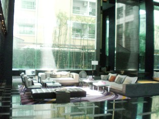 Fully furnished condo for sale on Sukhumvit main road near Thonglor. 51.05 sq.m. 1 bedroom. Walk to Thonglor BTS.