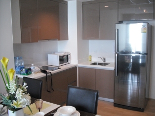 Condo for sale in Bangkok Sukhumvit Fully furnished 1 bedroom size 51.05 sq.m. at Siri@Sukhumvit for sale. Nice decoration. On Sukhumvit main road and walk to Thonglor BTS