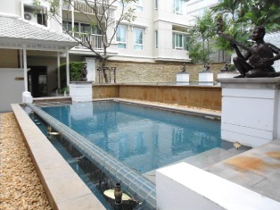 Condo for sale in nice residential area. Fully furnished 2 bedrooms spacious size 114.67 sq.m. at The Bangkok Sukhumvit 43. Easy access to Prompong BTS and Emporium shopping complex.