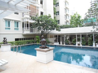 Condo for sale in nice residential area. Fully furnished 2 bedrooms spacious size 114.67 sq.m. at The Bangkok Sukhumvit 43. Easy access to Prompong BTS and Emporium shopping complex.