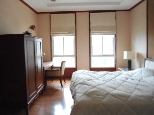 Spacious Fully furnished 2 bedrooms size 114.48 sq.m. condo for sale in Sukhumvit 43. Luxury style, peaceful, comfortable living like resort and nice greenery view. Easy access to Emporium and Prompong BTS.
