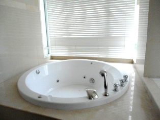 Spacious Fully furnished 2 bedrooms size 114.48 sq.m. condo for sale in Sukhumvit 43. Luxury style, peaceful, comfortable living like resort and nice greenery view. Easy access to Emporium and Prompong BTS.