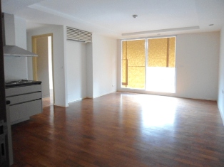 Unfurnished Nice low rise condo for sale in Bangkok Sukhumvit 8 Good 2 bedrooms 2 bathrooms size 80 sq.m. Easy access to Nana BTS and expressway.