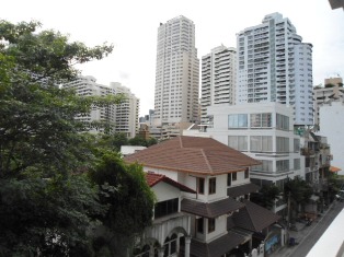 Unfurnished Nice low rise condo for sale in Bangkok Sukhumvit 8 Good 2 bedrooms 2 bathrooms size 80 sq.m. Easy access to Nana BTS and expressway.