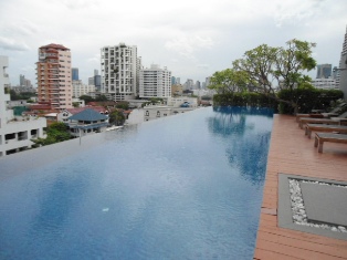 Unfurnished Nice low rise condo for sale in Bangkok Sukhumvit 8 Good 2 bedrooms 2 bathrooms size 80 sq.m. Easy access to Nana BTS and expressway.