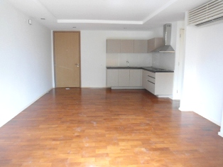 Unfurnished Nice low rise condo for sale in Bangkok Sukhumvit 8 Good 2 bedrooms 2 bathrooms size 80 sq.m. Easy access to Nana BTS and expressway.