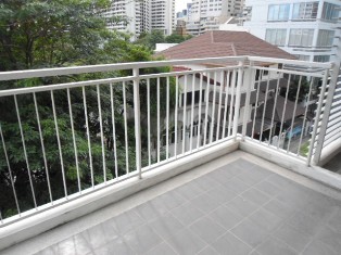 Unfurnished Nice low rise condo for sale in Bangkok Sukhumvit 8 Good 2 bedrooms 2 bathrooms size 80 sq.m. Easy access to Nana BTS and expressway.