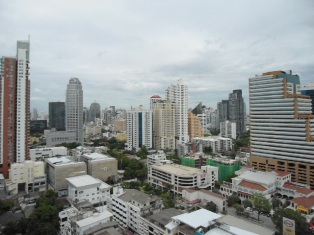 Urgent sale! Nicely furnished condo for sale in Bangkok Ekamai. STUNT VIEW! 2 bedrooms  87 sq.m. Bright & Nice Corner unit. A few steps to BTS, community mall, shops and supermarket. Sale with tenant 60,000 Baht/month