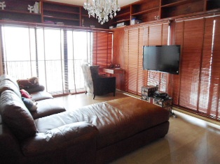 Urgent sale! Nicely furnished condo for sale in Bangkok Ekamai. STUNT VIEW! 2 bedrooms  87 sq.m. Bright & Nice Corner unit. A few steps to BTS, community mall, shops and supermarket. Sale with tenant 60,000 Baht/month