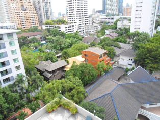 Spaciuos condo for sale in Sukhumvit 61. 3 bedrooms 3 bathrooms 265 sq.m. Nice view & Big balconies around. Can see different views from balconies. Unfurnished.