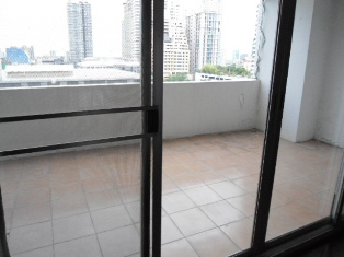 Spaciuos condo for sale in Sukhumvit 61. 3 bedrooms 3 bathrooms 265 sq.m. Nice view & Big balconies around. Can see different views from balconies. Unfurnished.