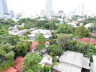 Spaciuos condo for sale in Sukhumvit 61. 3 bedrooms 3 bathrooms 265 sq.m. Nice view & Big balconies around. Can see different views from balconies. Unfurnished.
