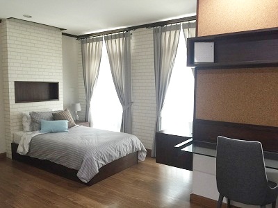 Condo for sale in Sukhumvit 15.Fully furnished 3 bedrooms size 139 sq.m. very nice decoration.