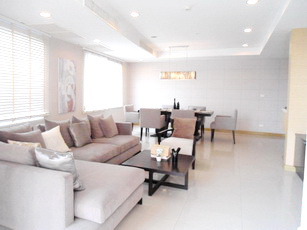 Fully furnished condo for sale Brand new 3 bedrooms size 206 sq.m. on Sukhumvit 39 for sale. Nice compound & Resort style.