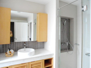 Fully furnished condo for sale Brand new 3 bedrooms size 206 sq.m. on Sukhumvit 39 for sale. Nice compound & Resort style.