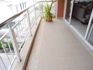 Fully furnished condo for sale Brand new 3 bedrooms size 206 sq.m. on Sukhumvit 39 for sale. Nice compound & Resort style.