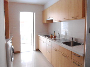Fully furnished condo for sale Brand new 3 bedrooms size 206 sq.m. on Sukhumvit 39 for sale. Nice compound & Resort style.