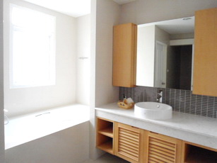 Fully furnished condo for sale Brand new 3 bedrooms size 206 sq.m. on Sukhumvit 39 for sale. Nice compound & Resort style.