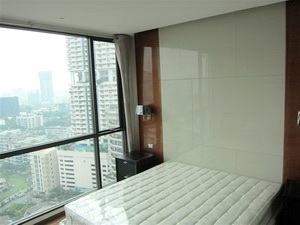 Condo for sale in Bangkok Sukhumvit. Modern furnished 67.70 sq.m. 2 bedrooms 2 bathtrooms. High floor & Nice view. Good location to Prompong BTS.