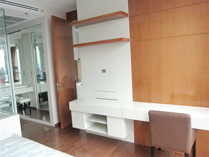 Condo for sale in Bangkok Sukhumvit. Modern furnished 67.70 sq.m. 2 bedrooms 2 bathtrooms. High floor & Nice view. Good location to Prompong BTS.