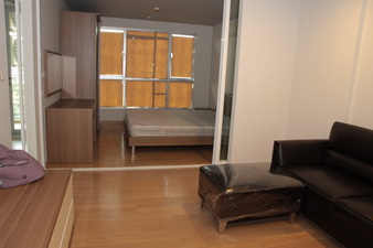 Condo for sale in Sukhumvit 65 fully furnished 1 bedroom 1 bathroom. Nice and peaceful lowrise compound.