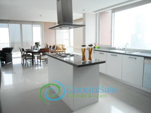 Condo for sale in Sukhumvit 170 sq.m. 3 bedrooms Nice decoration and Bright. Corner unit. Convenient location. Close to BTS.