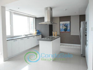 Condo for sale in Sukhumvit 170 sq.m. 3 bedrooms Nice decoration and Bright. Corner unit. Convenient location. Close to BTS.