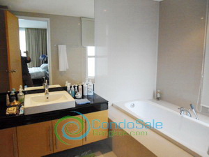 Condo for sale in Sukhumvit 170 sq.m. 3 bedrooms Nice decoration and Bright. Corner unit. Convenient location. Close to BTS.