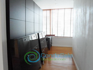 Comfortably elegantly furnished condo for sale in Silom area 3 bedrooms 1 study. Active Silom area. Very convenient. Nice Open city view!!!