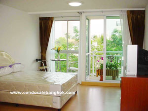 Nice studio condo for sale in Bangkok Sukhumvit 38. Total 33 sq.m. Walk to Thonglor BTS.