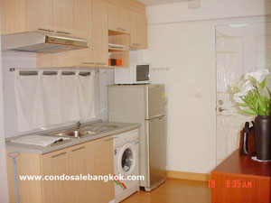 Nice studio condo for sale in Bangkok Sukhumvit 38. Total 33 sq.m. Walk to Thonglor BTS.