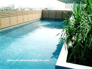 Nice studio condo for sale in Bangkok Sukhumvit 38. Total 33 sq.m. Walk to Thonglor BTS.