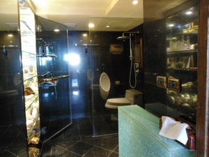 Condo for sale in Bangkok Silom area. Very high floor 1 bedroom 94.97 sq.m. Unfurnished. Nice city view. Easy access to BTS & shops.